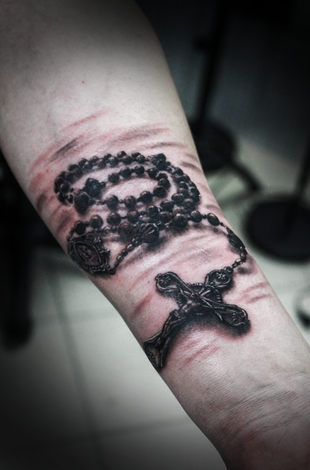 Татуировка чётки с крестом на руке, реализм, перекрытие шрамов